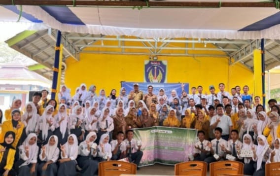 Fakultas Teknik Unsri Latih Siswa SMAN 1 Indralaya Selatan Olah Kulit Jeruk Purut Jadi Reed Diffuser
