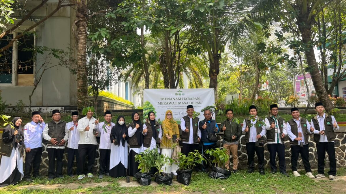 Tanam 100 Pohon di MA YASPIDA, FOMAKSI dan KKMA Cisaat Gandeng Dinas Kehutanan
