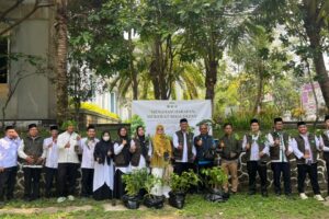 Tanam 100 Pohon di MA YASPIDA, FOMAKSI dan KKMA Cisaat Gandeng Dinas Kehutanan
