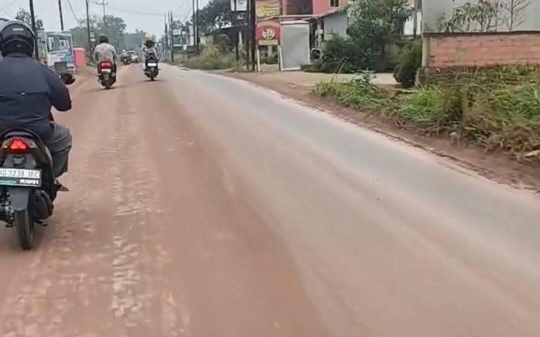 Dua Pengendara Motor Terjatuh di Jalan Talang Betutu, Ceceran Tanah Liat Diduga Picu Kecelakaan