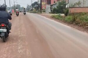 Dua Pengendara Motor Terjatuh di Jalan Talang Betutu, Ceceran Tanah Liat Diduga Picu Kecelakaan